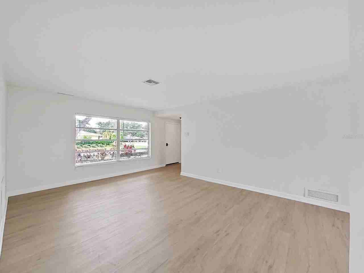 1701 Laurie Ln - Photo 5 of 26