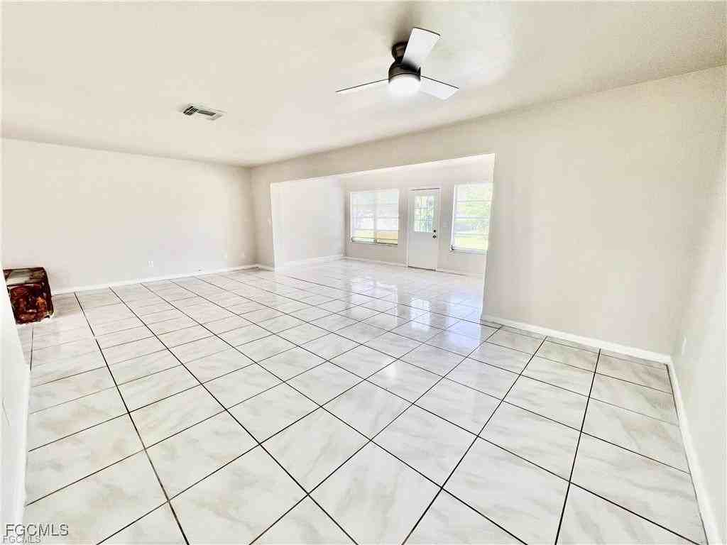 2326 Se 8th Ave - Photo 4 of 19