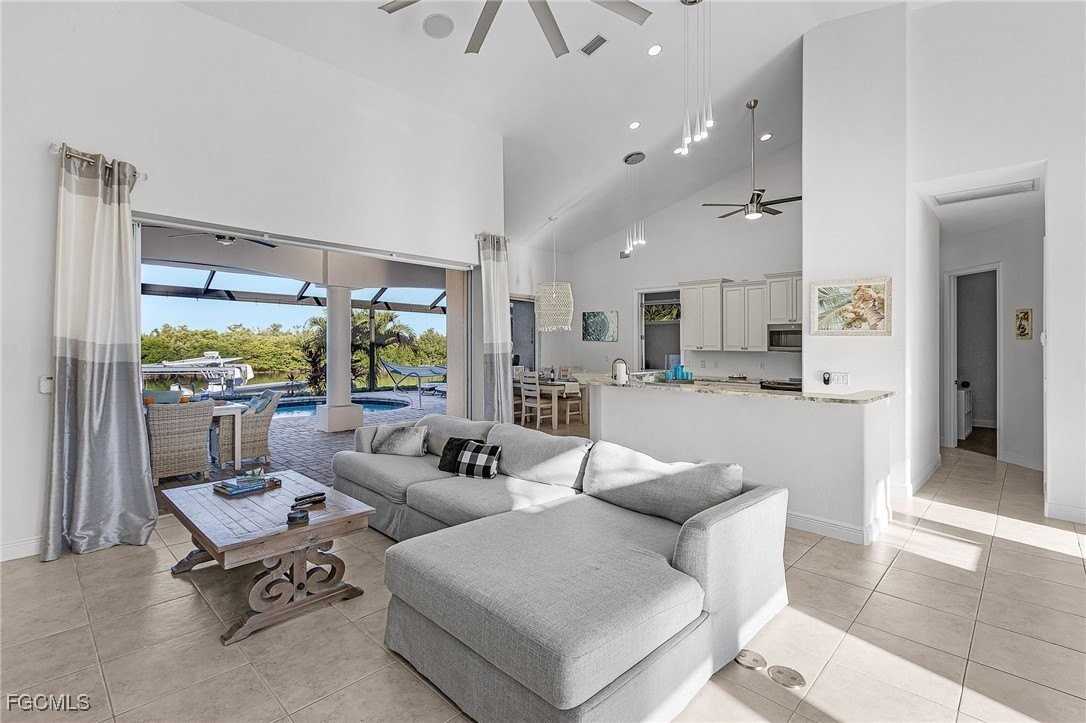 3724 Surfside Blvd - Photo 5 of 24