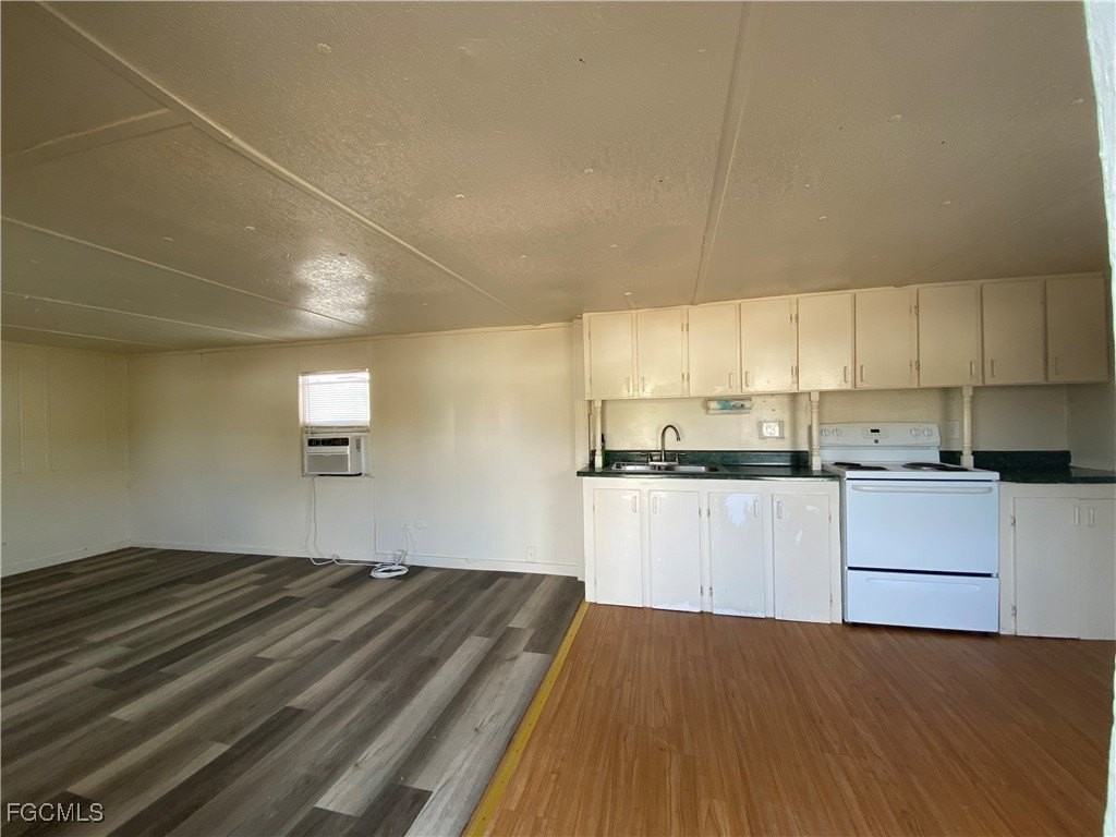 7814 Breeze Dr - Photo 3 of 11