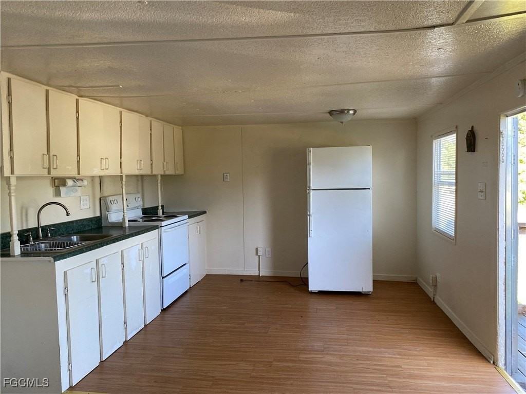 7814 Breeze Dr - Photo 4 of 11