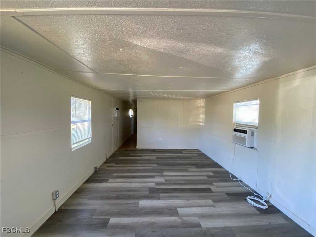 7814 Breeze Dr - Photo 5 of 11