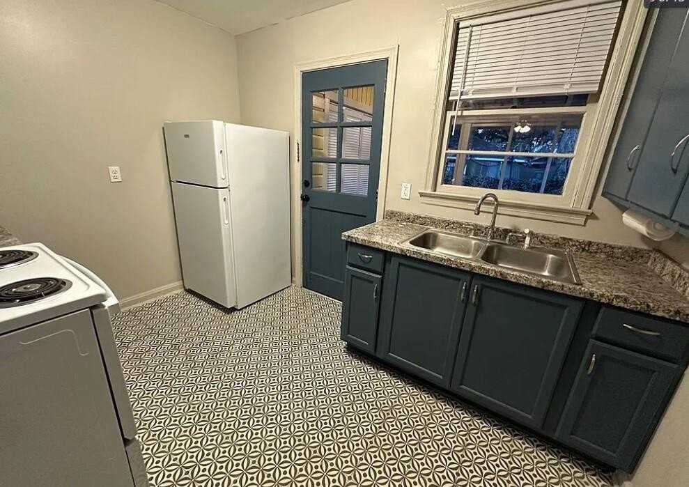 612 Albany St - Photo 4 of 13