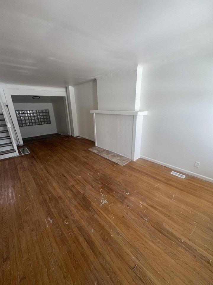 16515 Log Cabin St - Photo 3 of 12