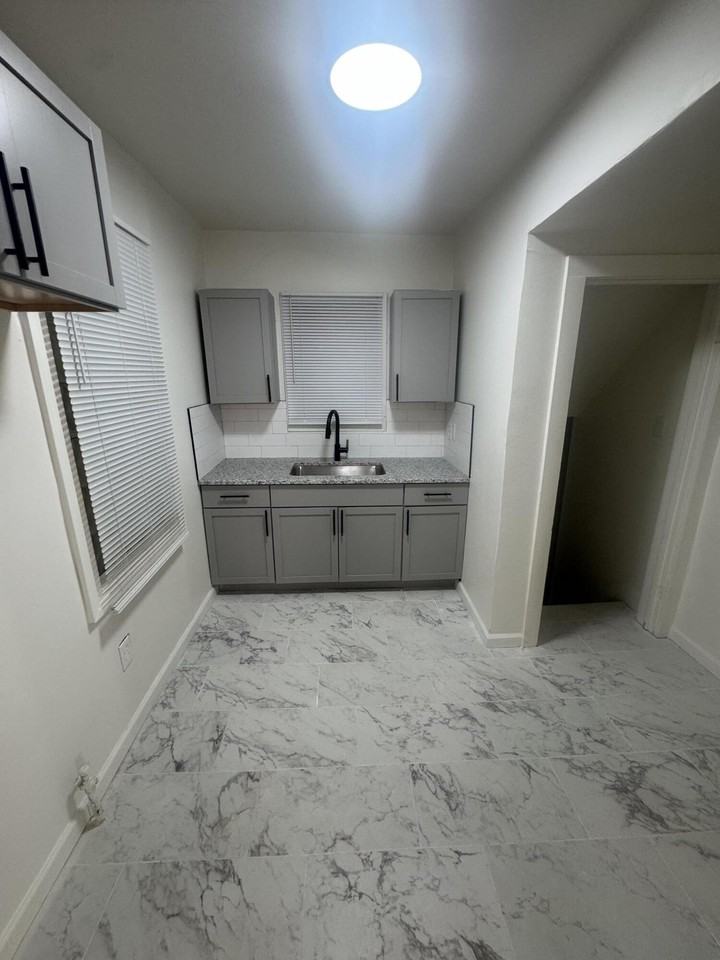 16515 Log Cabin St - Photo 5 of 12