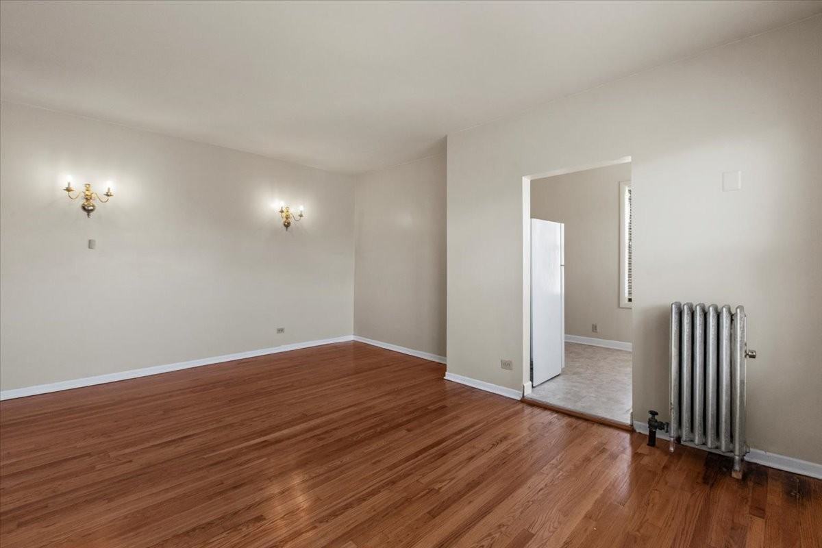 1934 E 74th St #201 - Photo 5 of 10