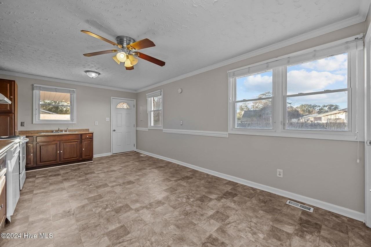 205 Regalwood Dr - Photo 7 of 23