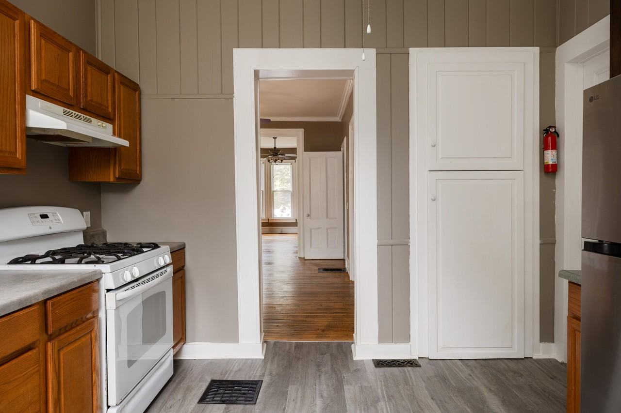 355 W Clinton St #1 - Photo 4 of 11