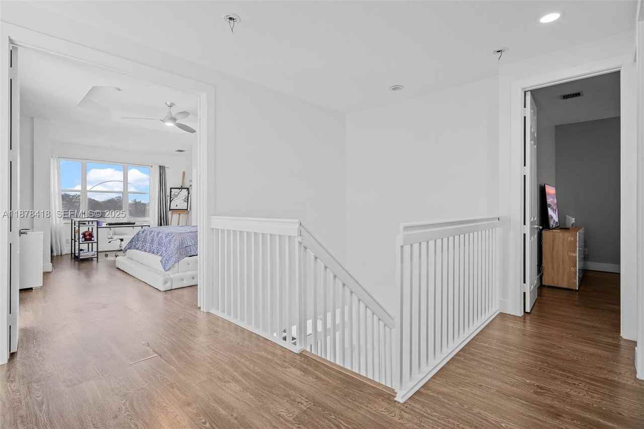 Sw 28th St - Photo 3 of 8