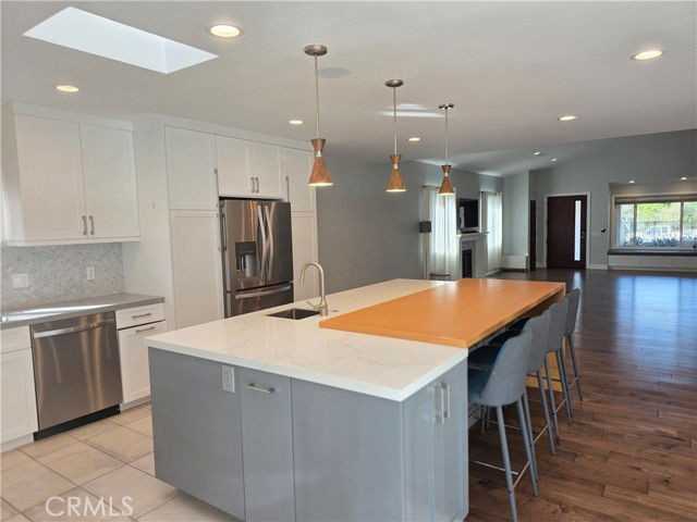 23400 Collins St - Photo 3 of 8