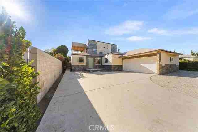 18750 Collins St - Photo 2 of 8