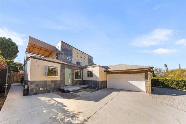 18750 Collins St - Photo 3 of 8