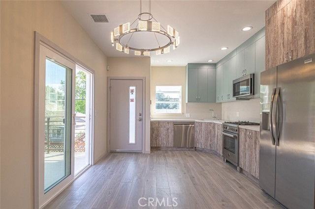 18750 Collins St - Photo 5 of 8