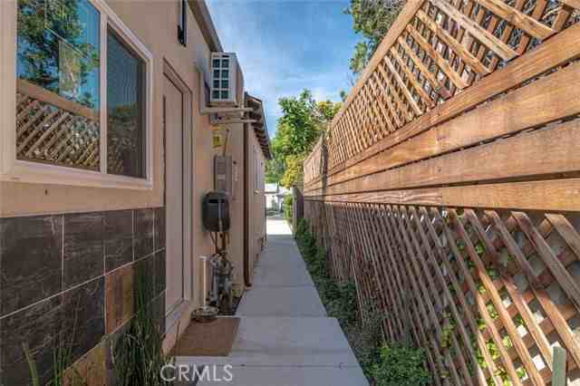 18748 Collins St - Photo 3 of 8