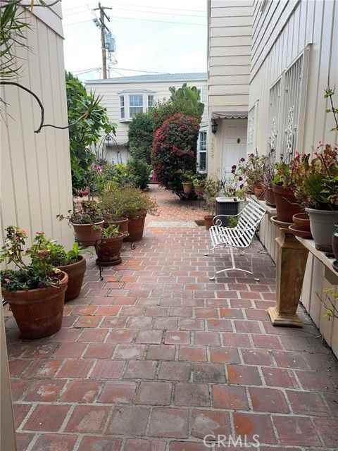 135 1/2 S Canon Dr #135 - Photo 7 of 8