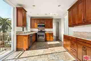 632 N Kings Rd #302 - Photo 2 of 8