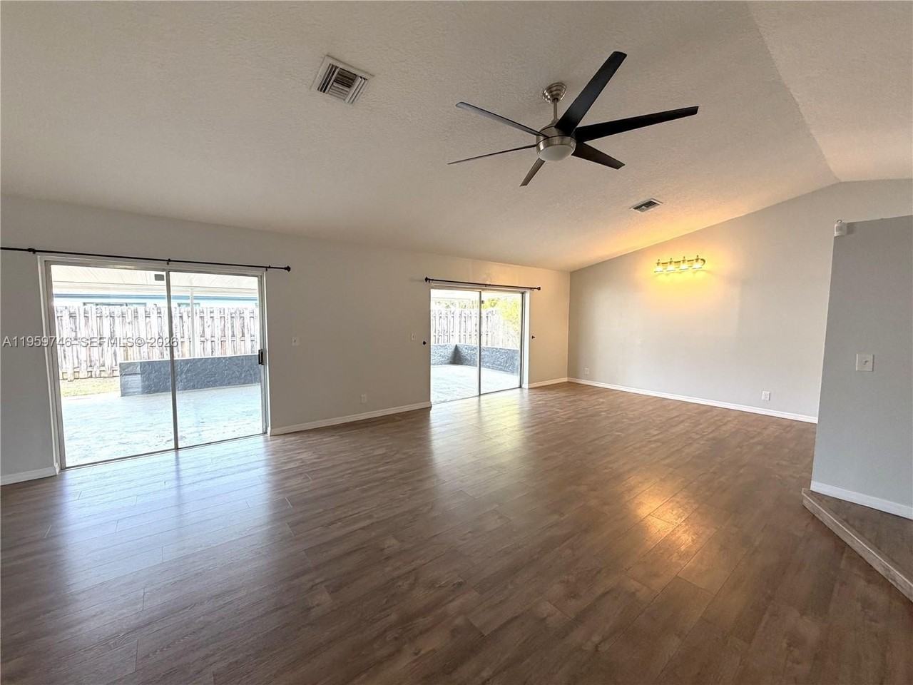 8721 Nw 47th St - Photo 3 of 19