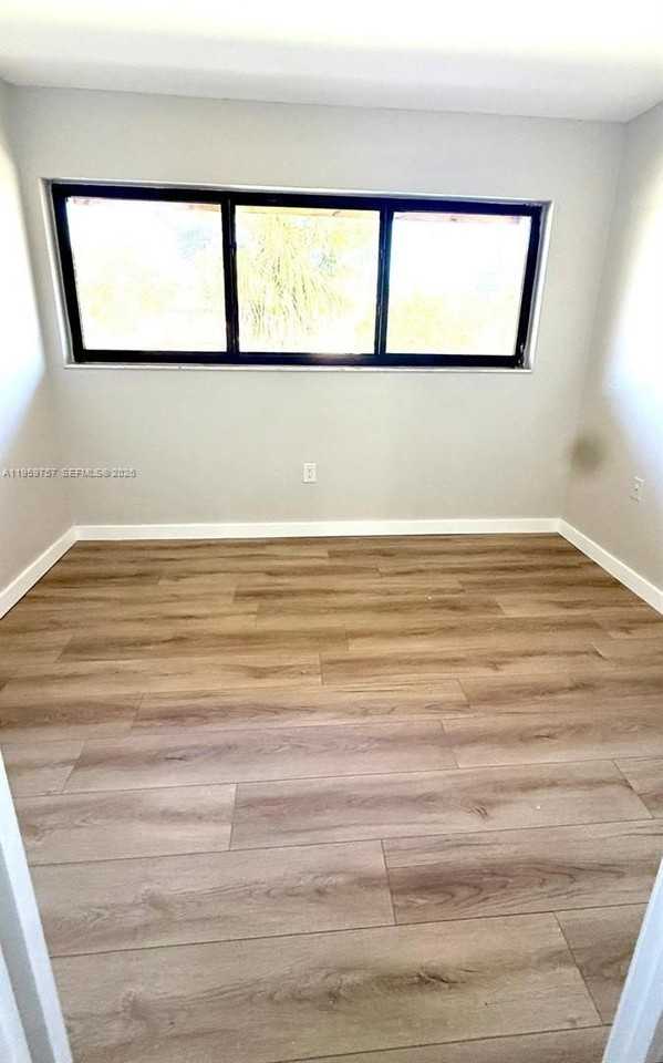 110 Sw 108th Ave #H1 - Photo 3 of 13