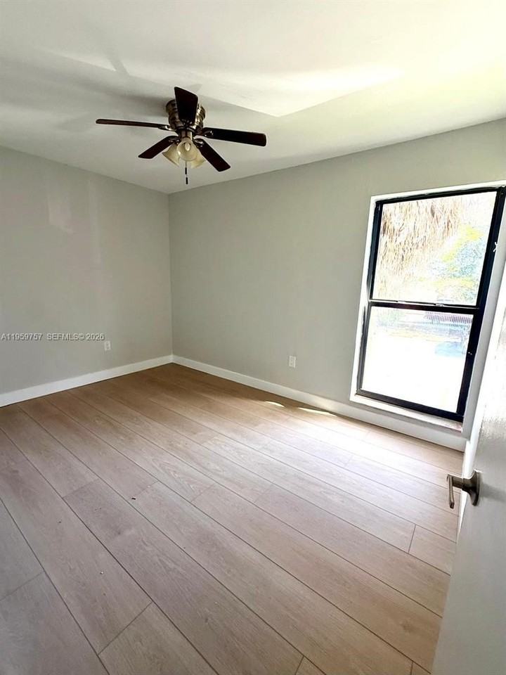 110 Sw 108th Ave #H1 - Photo 4 of 13