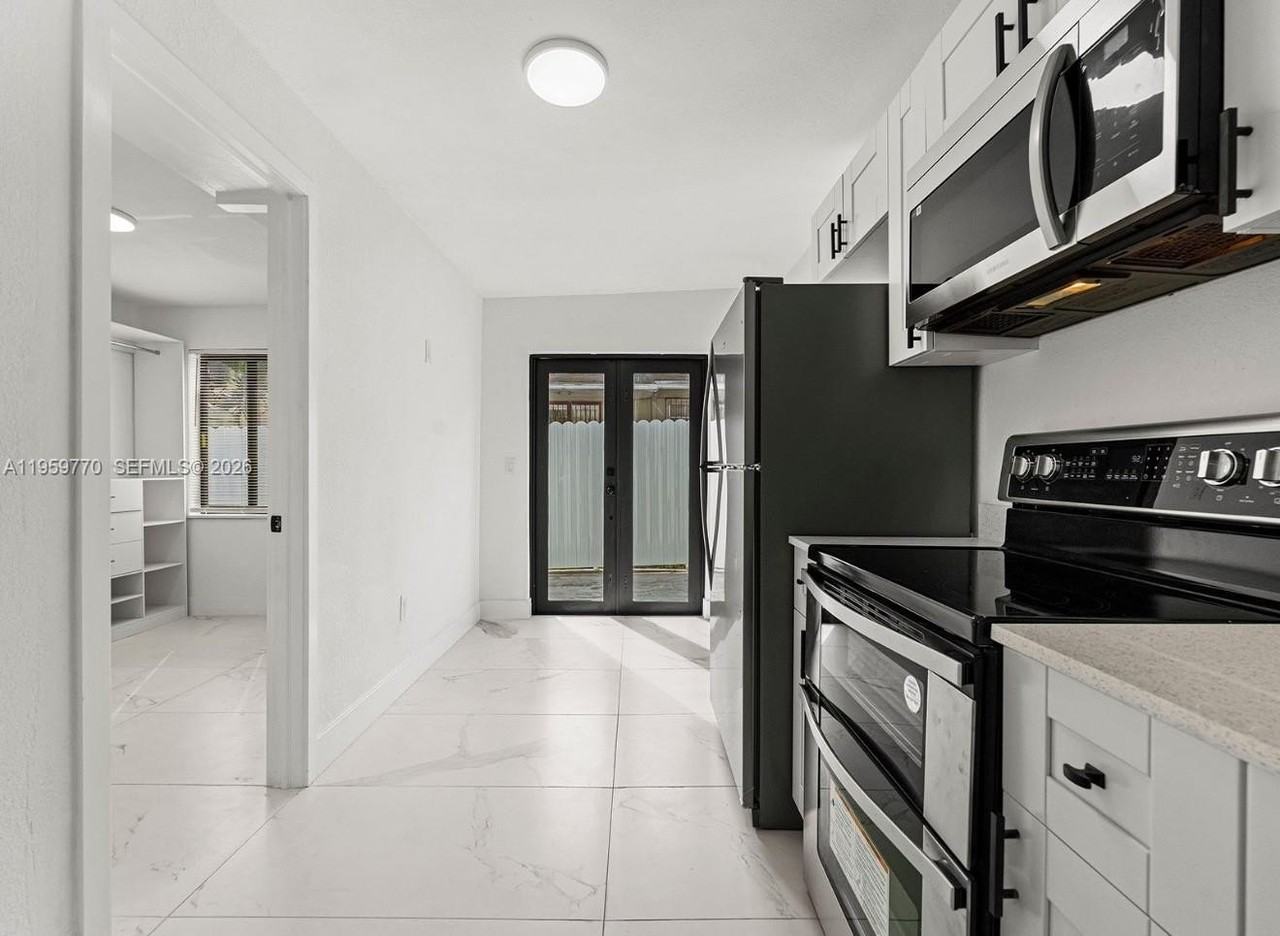 921 Nw 22nd Ct #2 - Photo 3 of 6