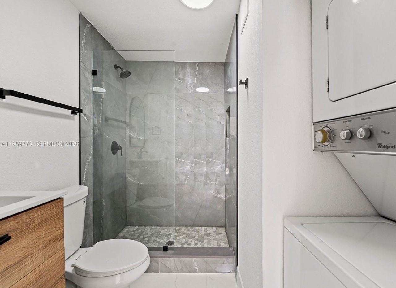 921 Nw 22nd Ct #2 - Photo 5 of 6