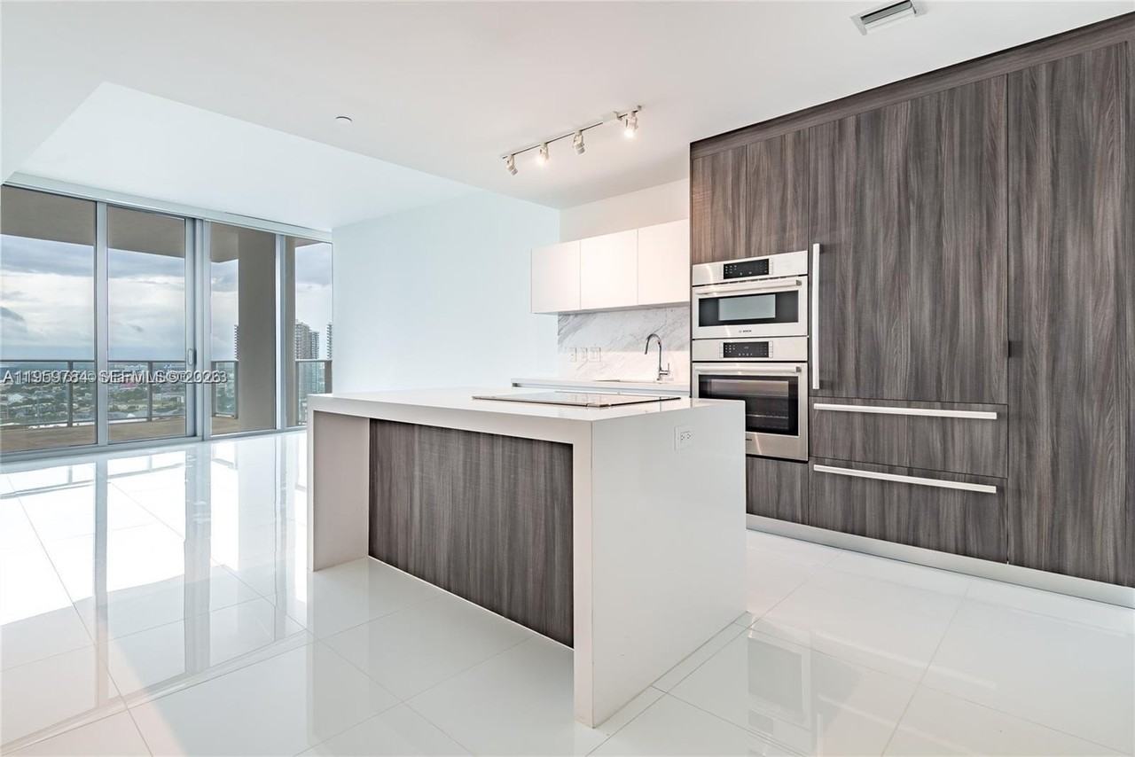 851 Ne 1st Ave #2100