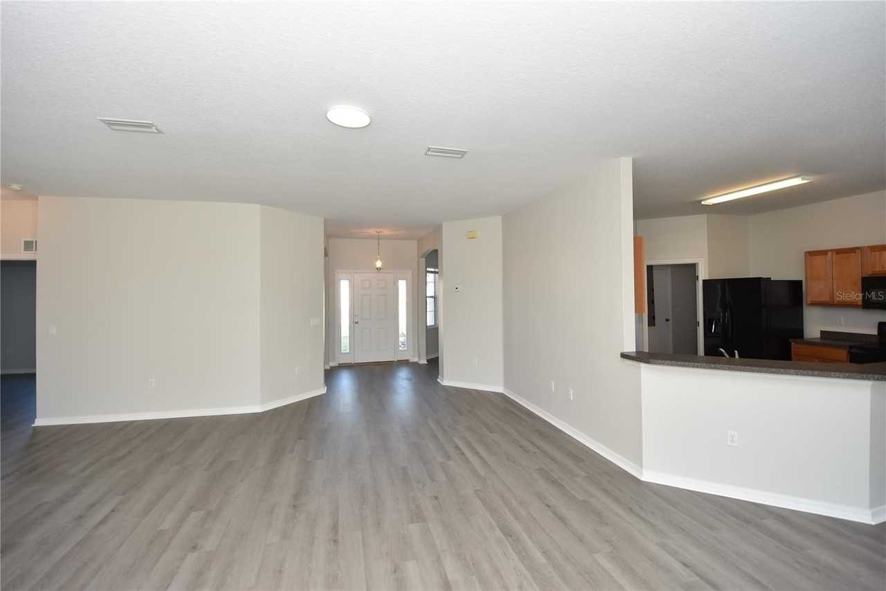 4 Lynn Pl - Photo 4 of 43