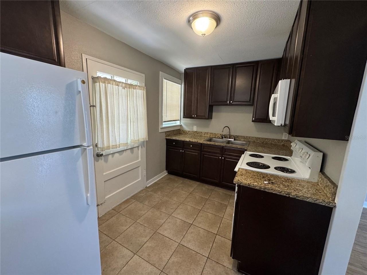 310 W Park St - Photo 4 of 10