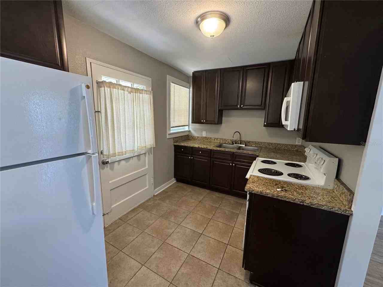 310 W Park St - Photo 5 of 10