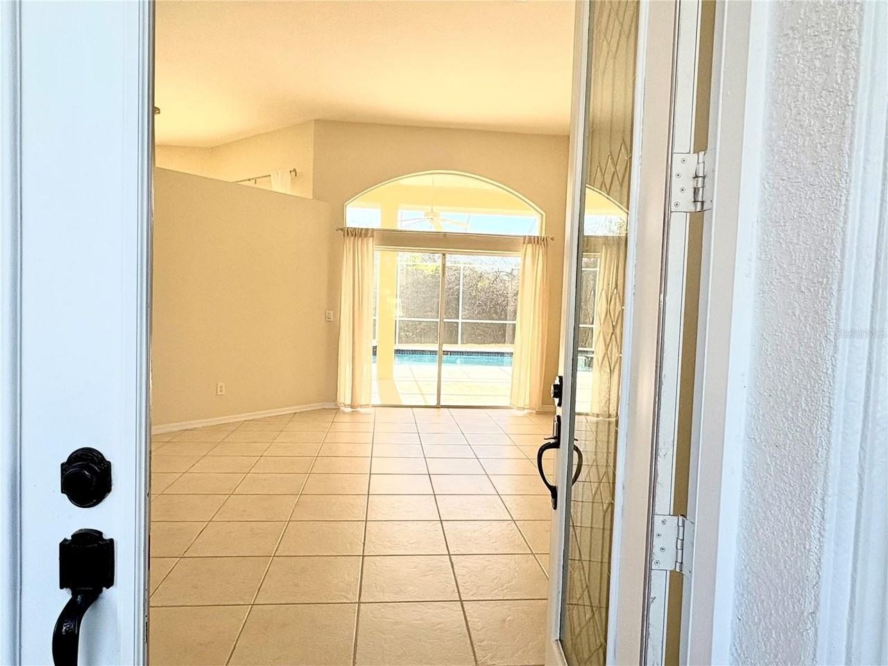 731 Waterside Ct - Photo 4 of 34