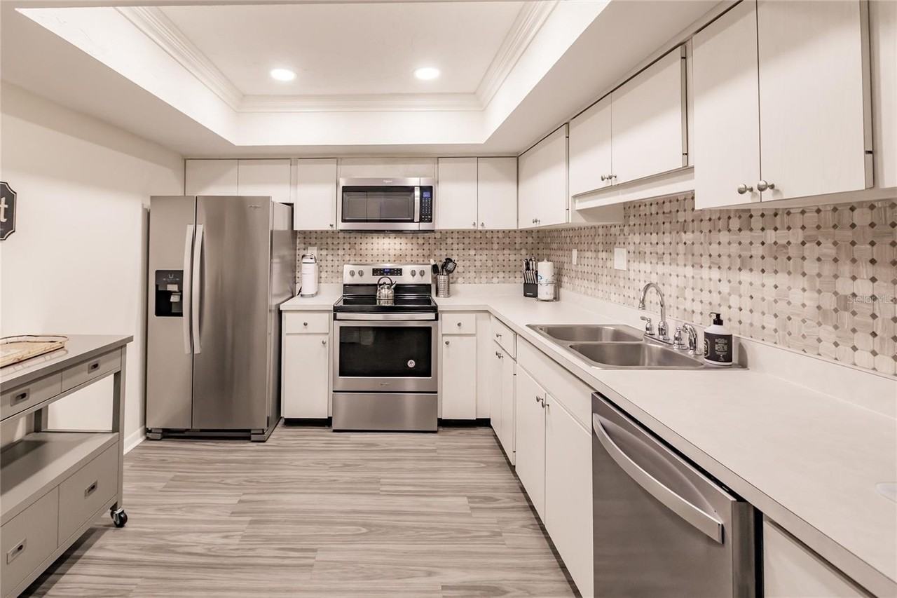 1055 W Peppertree Dr #302AA - Photo 2 of 31