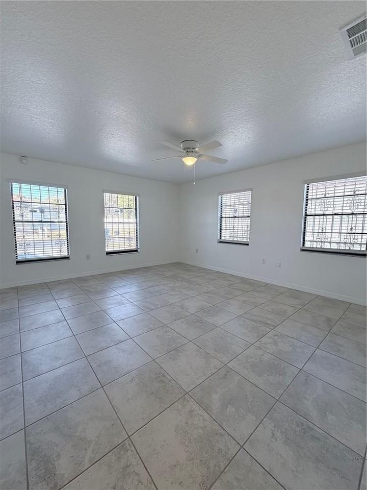 2924 W Kathleen St - Photo 2 of 20