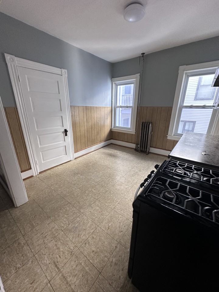 10 Holt St #10-2R - Photo 2 of 6