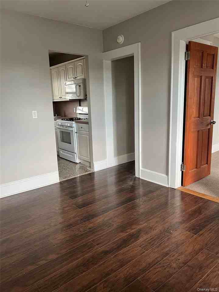 456 Burkhard Ave Unit 2nd #2nd - Photo 5 of 13