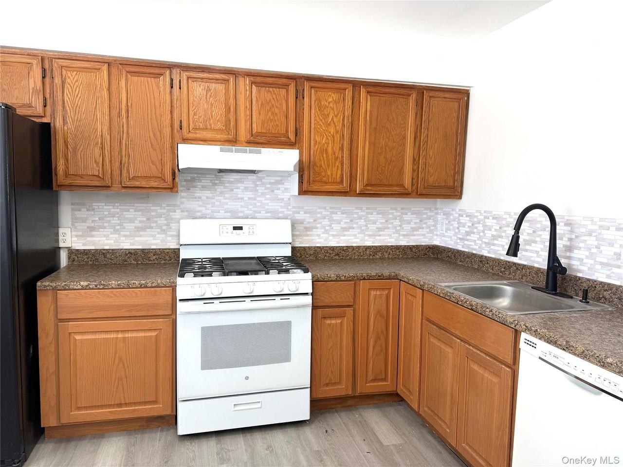 205 Everett Pl - Photo 3 of 16