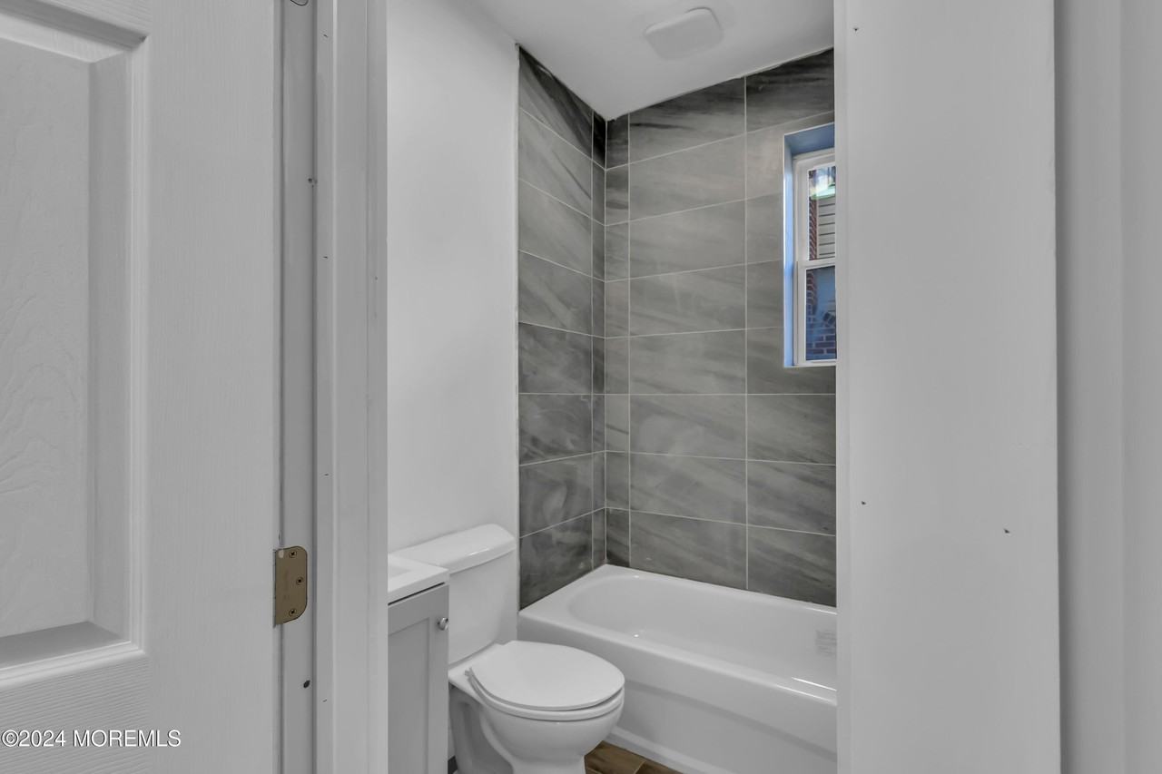 922 4th Ave Apt 2a #2A - Photo 2 of 28