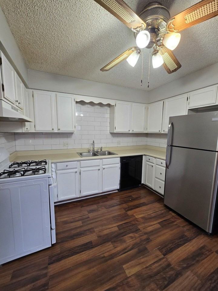 1005 Manchester Ct Unit 1005 #1005 - Photo 5 of 12