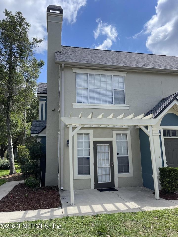 13703 Richmond Park Dr N Apt 2504 #2504 - Photo 3 of 12