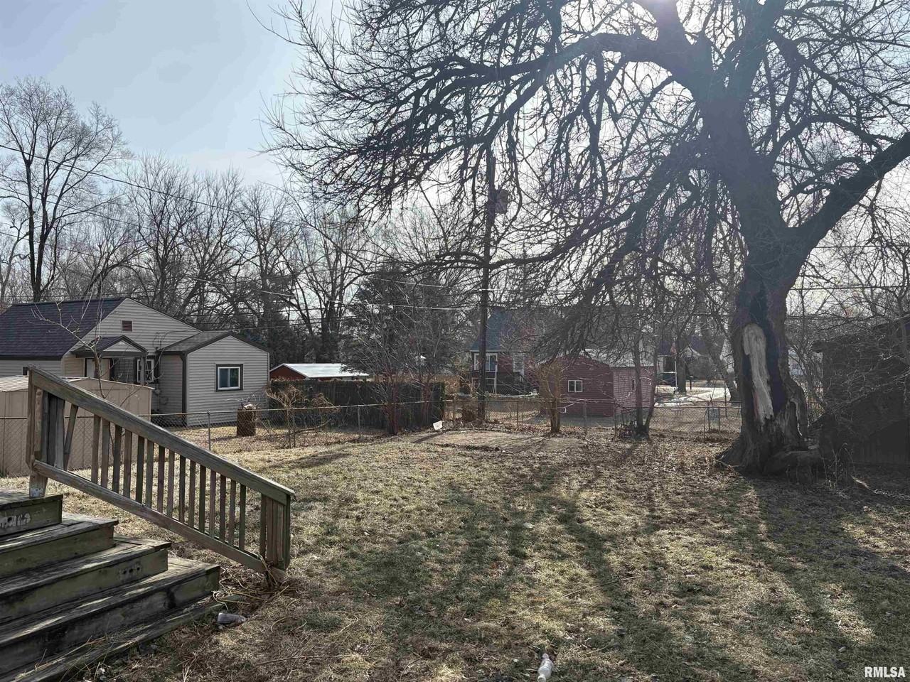 2214 W Tripp Ave - Photo 3 of 18