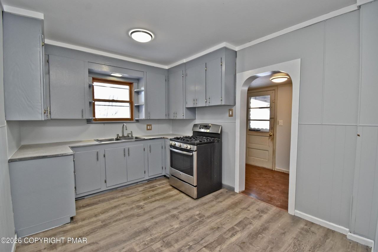 198 Grove St - Photo 6 of 26