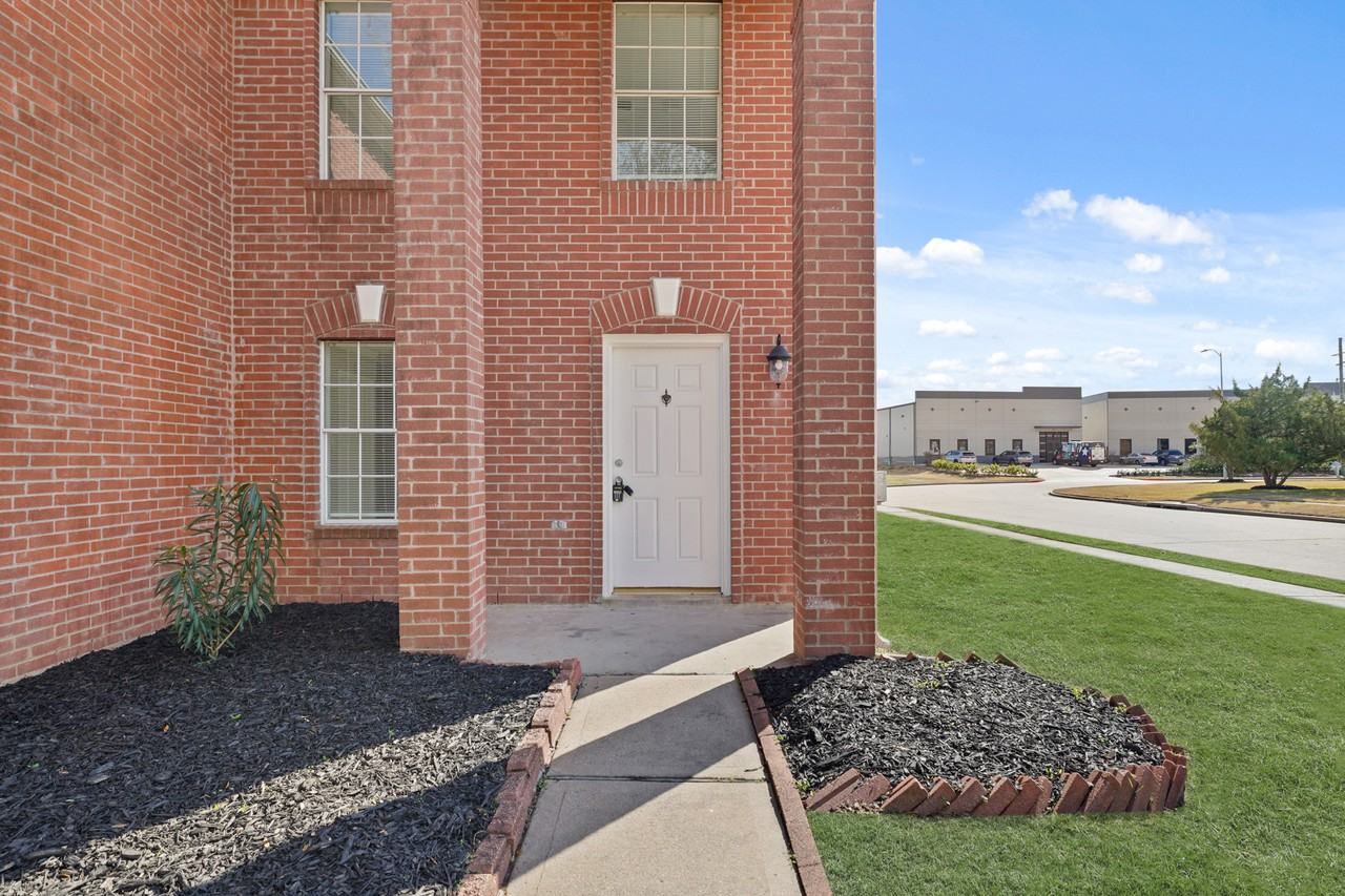 21619 Knightsbrook Ln #1 - Photo 2 of 30