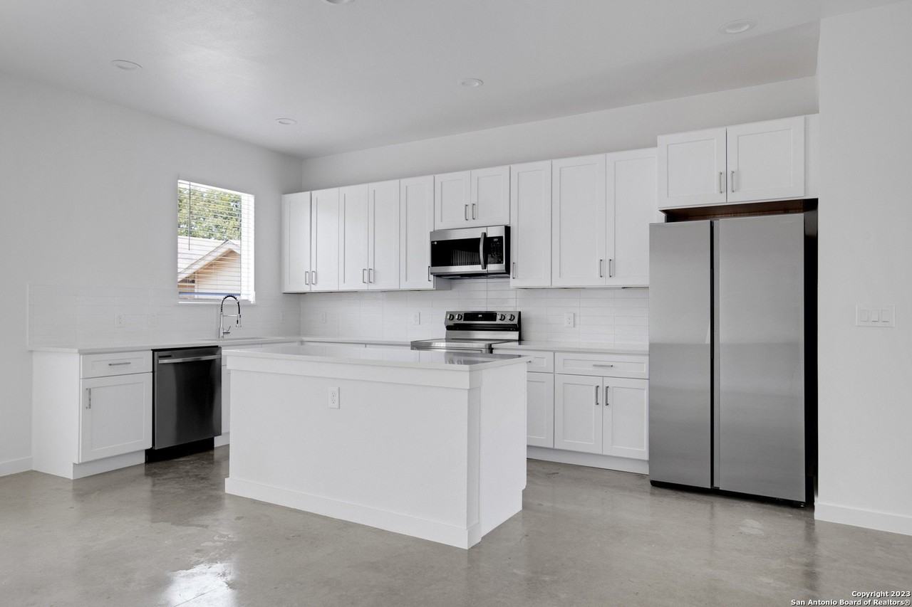 935 Piedmont Ave - Photo 4 of 24