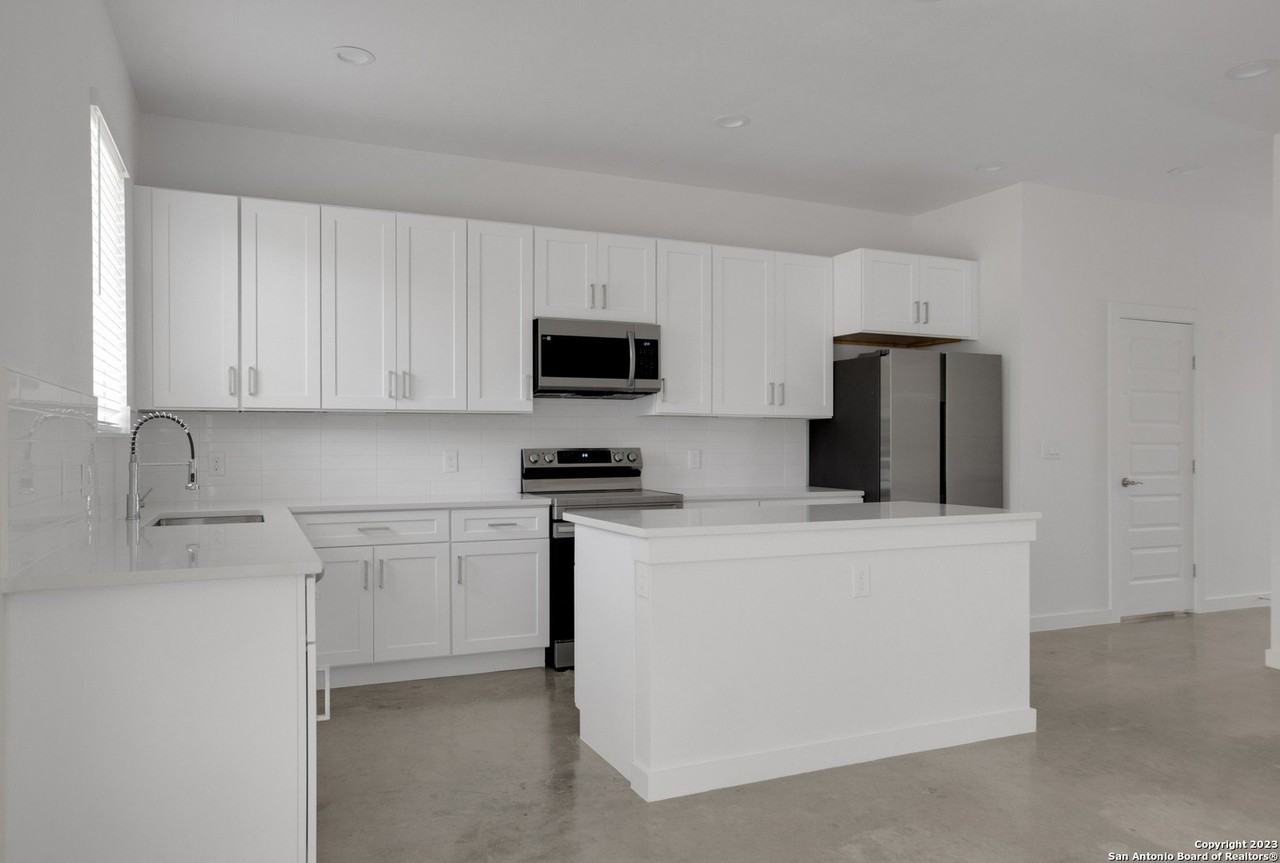 935 Piedmont Ave - Photo 6 of 24