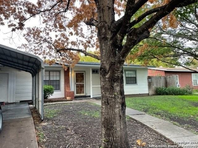 135 Newport Dr - Photo 3 of 18