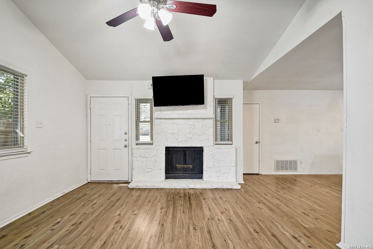 5623 Fountainwood Dr - Photo 5 of 25