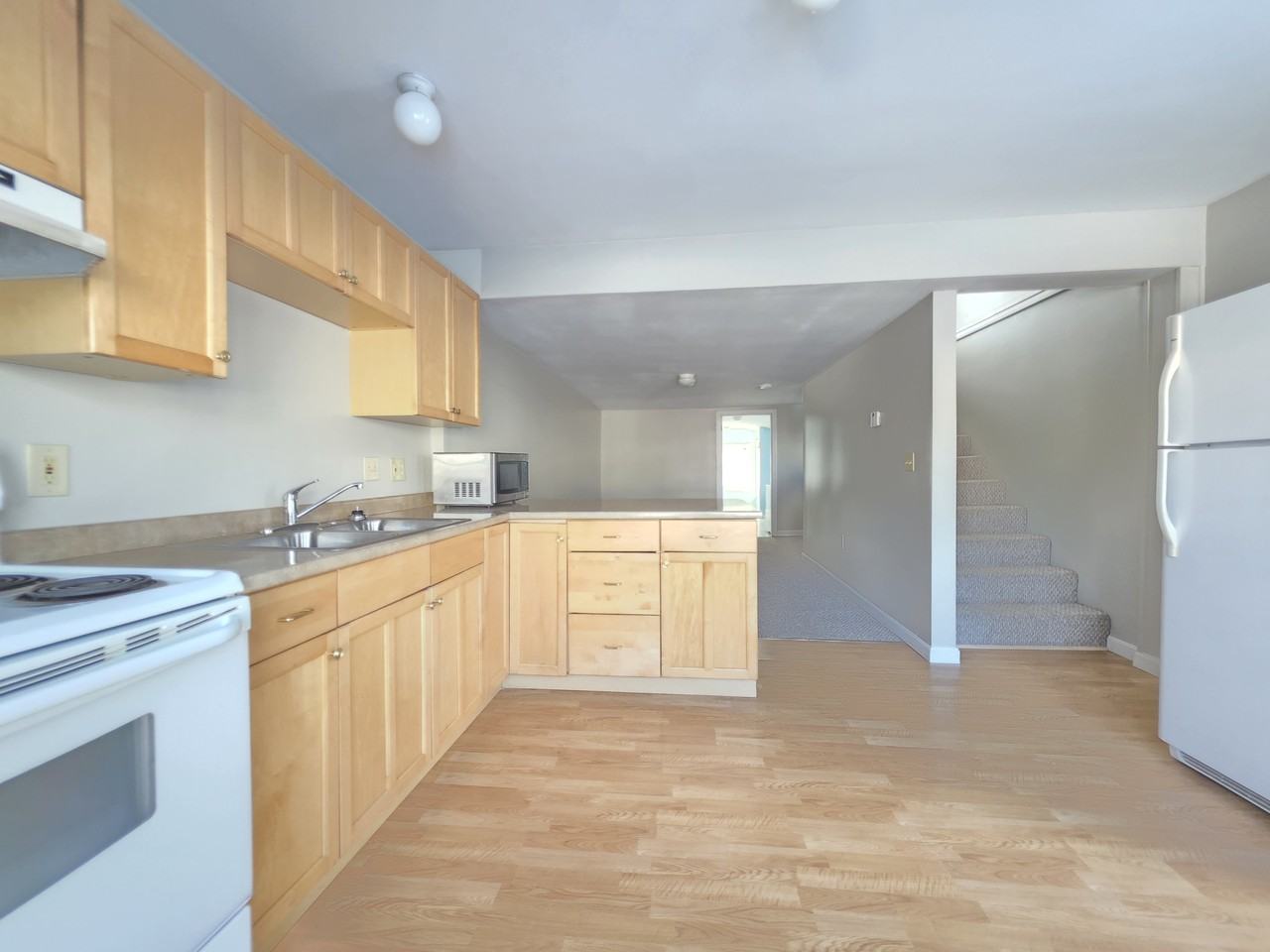 208 Grove St #B - Photo 4 of 24