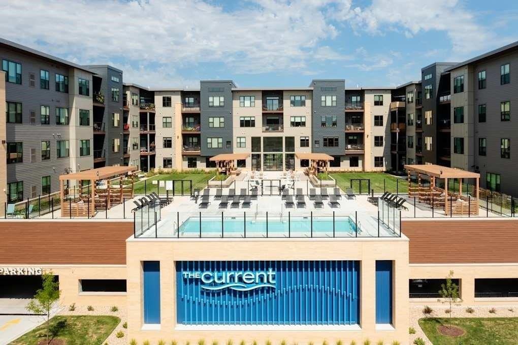 800 W Broadway - Photo 2 of 32