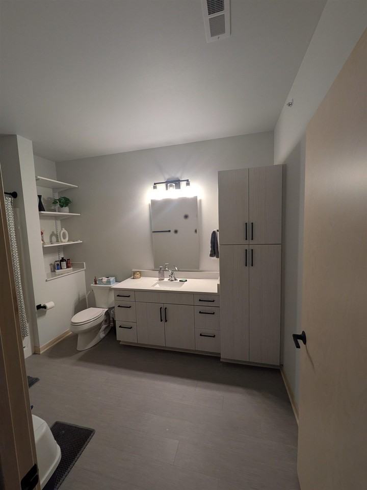 800 W Broadway - Photo 7 of 32