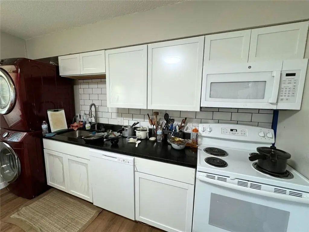 606 Cleburn St #1 - Photo 4 of 12