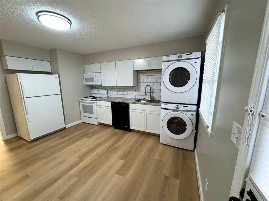 606 Cleburn St #1 - Photo 5 of 12